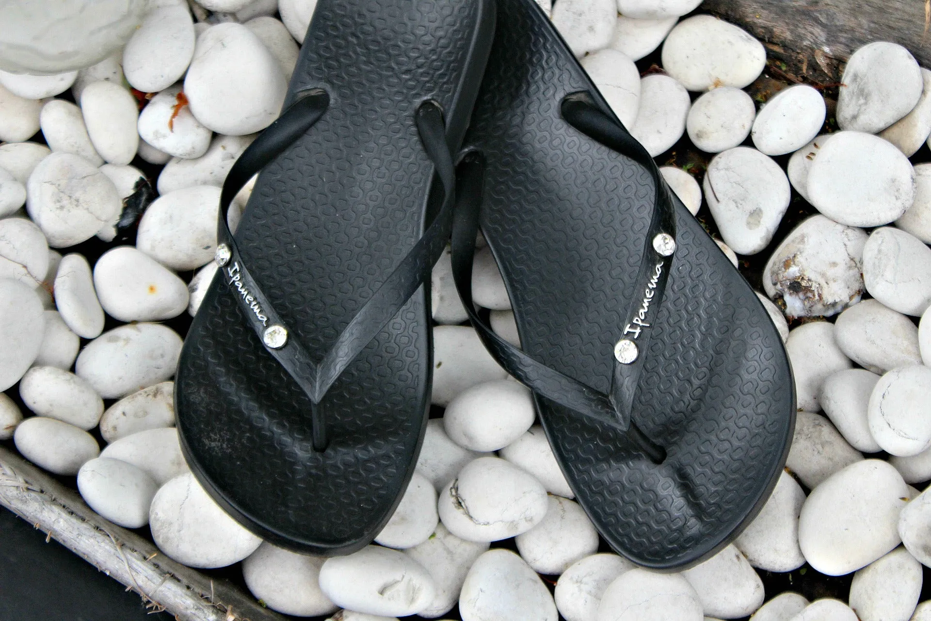 GB ORIGINAL!!  Ipanema Black Flip Flop w/ Swarovski Crystals