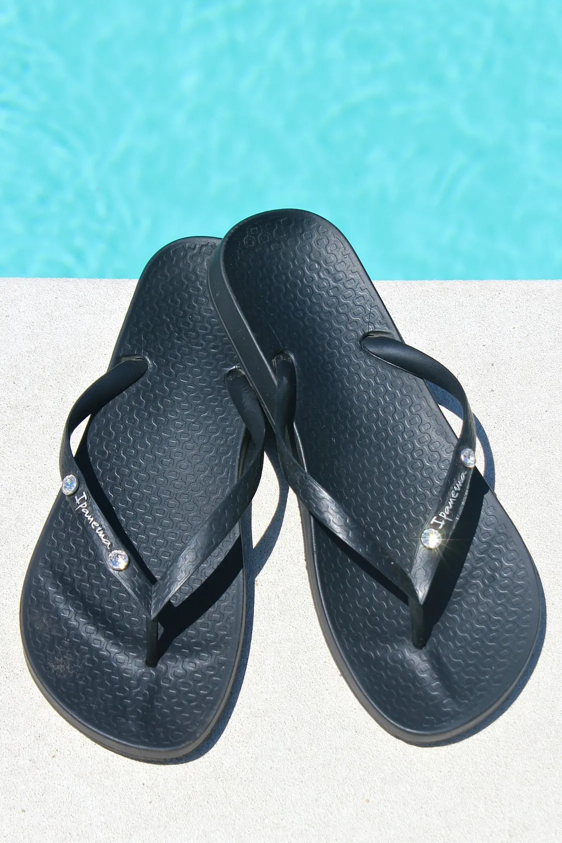 GB ORIGINAL!!  Ipanema Black Flip Flop w/ Swarovski Crystals