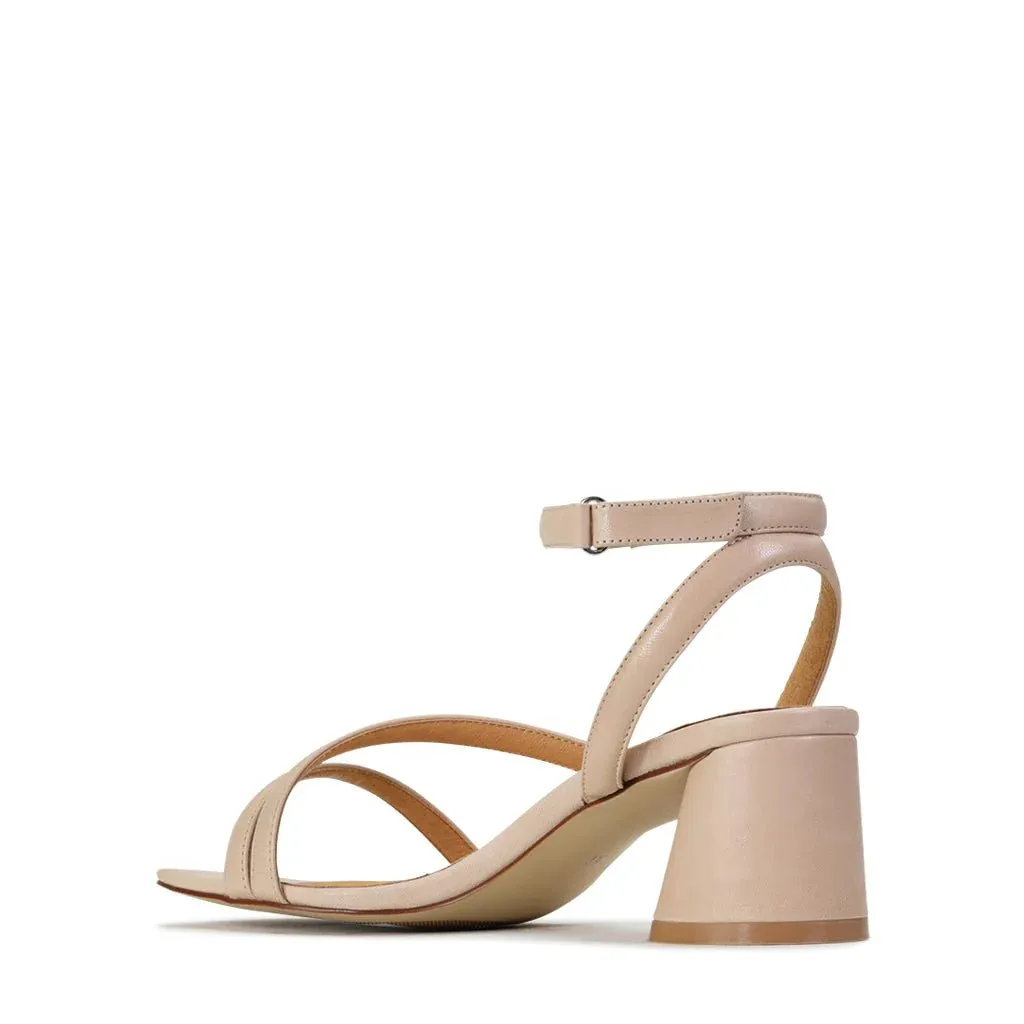 Petricia Heel in Nude